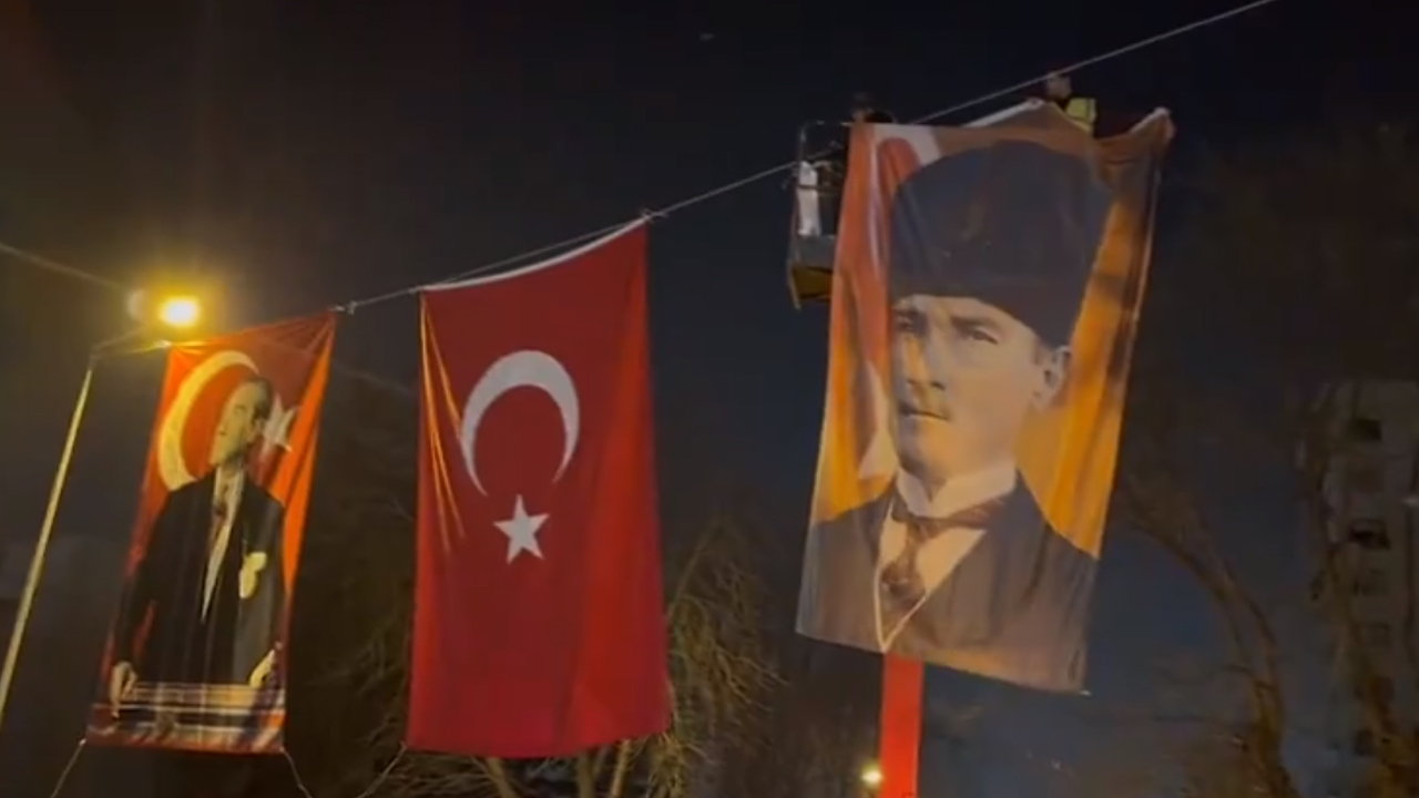 Suudi Arabistan Büyükelçiliğinin bulunduğu sokağa Türk Bayrağı ve Atatürk posterleri asıldı!