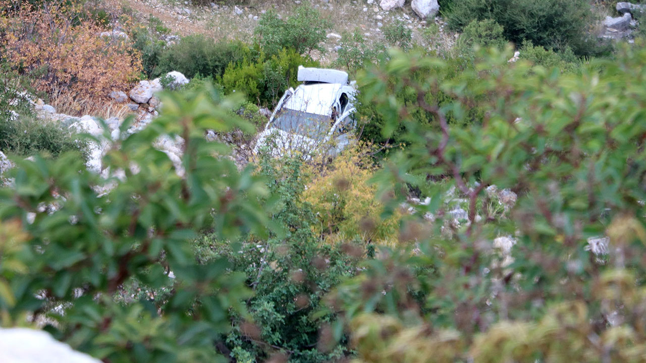 Tartıştığı eşinden hıncını otomobilden çıkardı! Polis her yerde onu arıyor