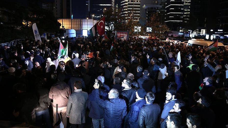 İsrail'in İstanbul Başkonsolosluğu önünde protesto: Toplanan kalabalık, binaya doğru havai fişek attı