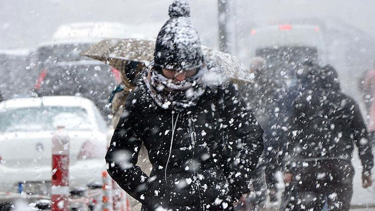 Meteoroloji, AKOM ve İBB peş peşe uyardı! İstanbul'a kar geliyor! Tarih verildi