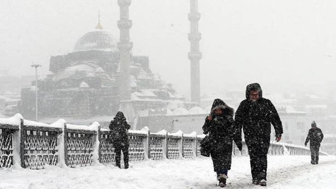 İstanbul için beklenen kar yağışı tahmini değişti! 16 ile fırtına uyarısı