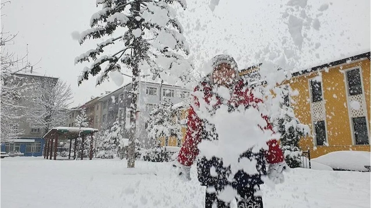 Meteoroloji, İBB ve AKOM peş peşe kar uyarısında bulundu! Yarın İstanbul'da okullar tatil edilecek mi?