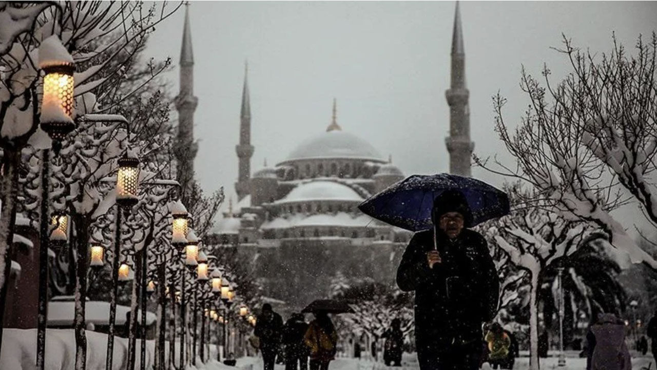 AKOM İstanbul'u, Meteoroloji 18 ili uyardı! Kar, fırtına, yağış hepsi bir arada