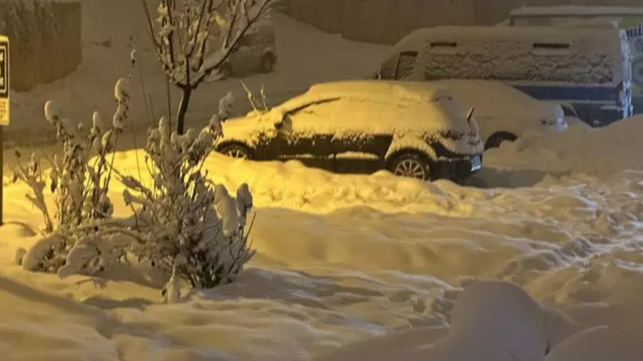 Kar kalınlığı 20 santimetreyi buldu! Bir ilçede okullar tatil