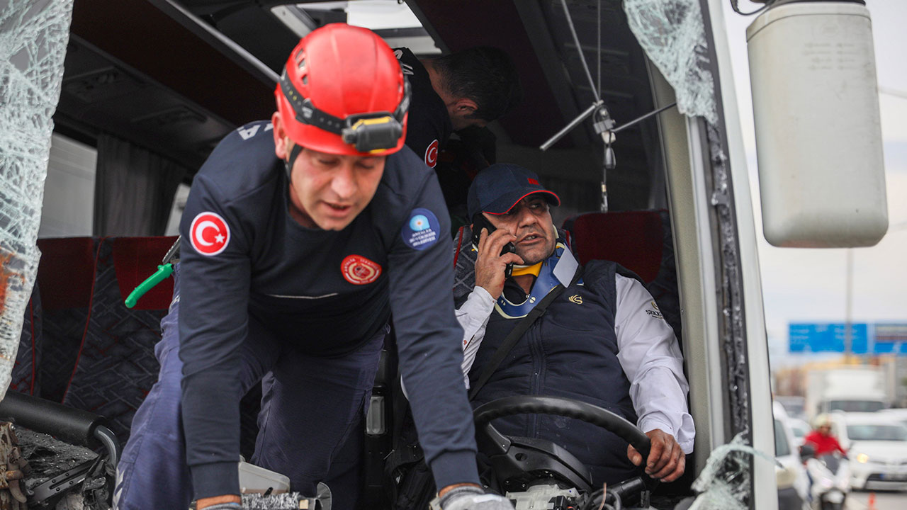 Kaza sonrası ilginç olay! Sıkıştığı yerde dakikalarca telefonda konuştu