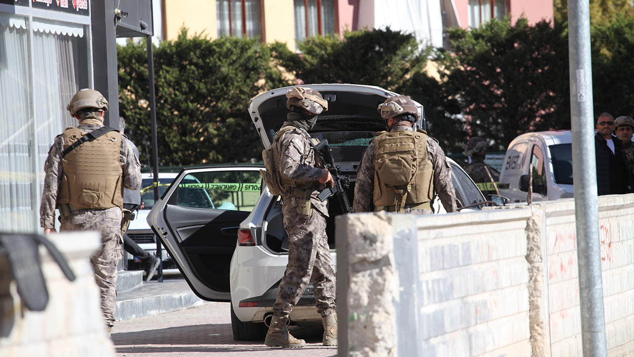 Başına silah dayadı, sosyal medyadan canlı yayınladı! Özel harekat polisi gelince bakın ne  yaptı...