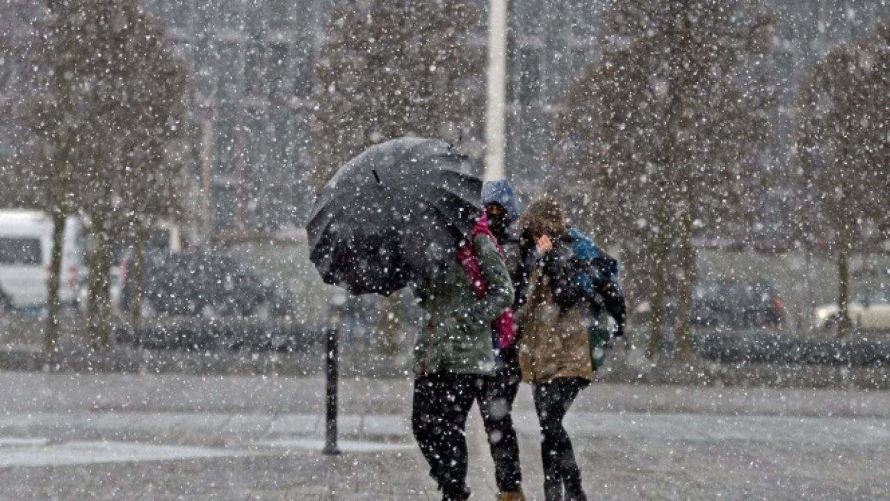 Meteoroloji uzmanı tarih vererek uyardı: Kar İstanbul'un kapısında!