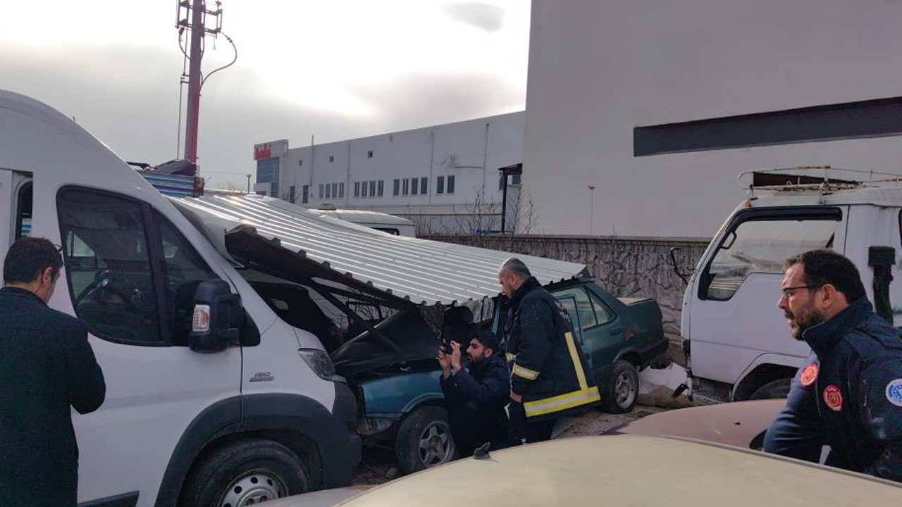 Meteoroloji günlerdir uyarıyordu! Lodosta uçan fabrika çatısı yediemin otoparkındaki araçların üstüne düştü