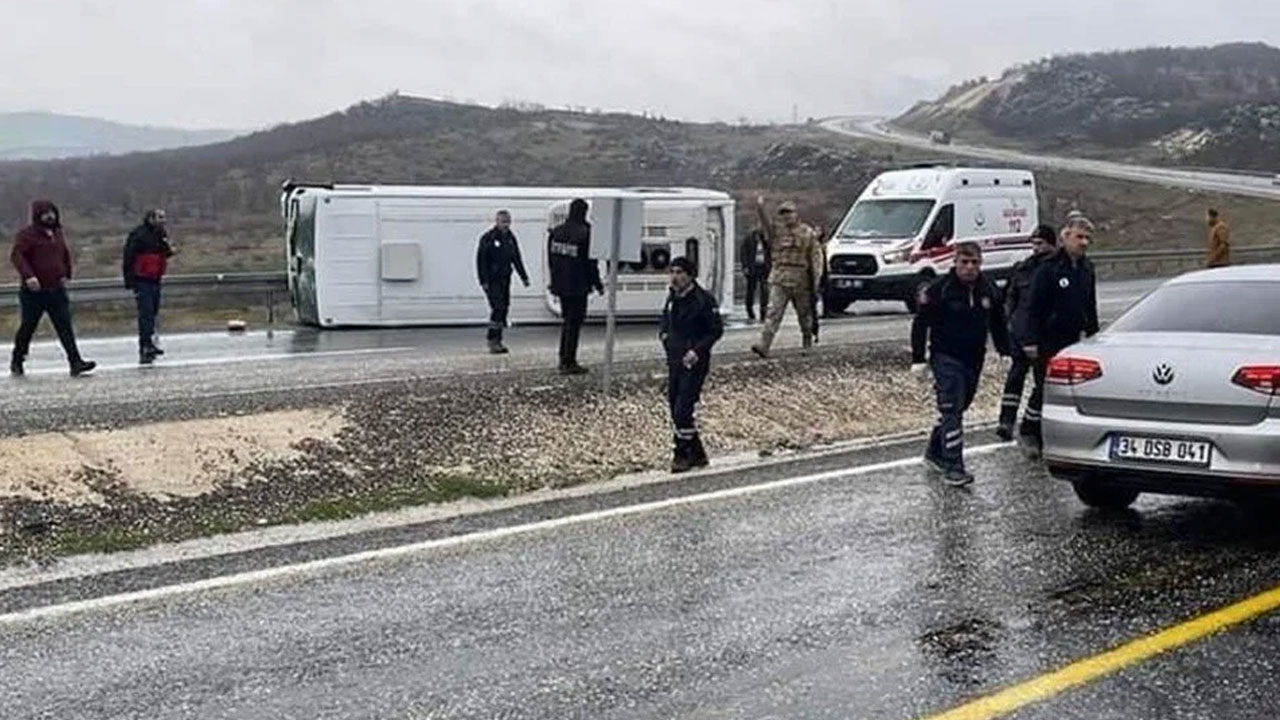 Diyarbakır'da can pazarı! Futbolcuları taşıyan araç devrildi