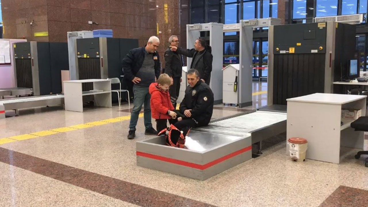 Bursa'da polisleri şoke eden olay! 6 yaşındaki çocuğun çantasından silahlar çıktı! Hemen gözetim altına aldılar ama...