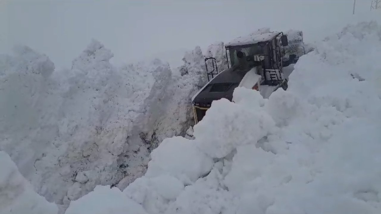 Çığ tehlikesine rağmen çalıştılar! 5 metreyi geçen kar tünelleri açtılar