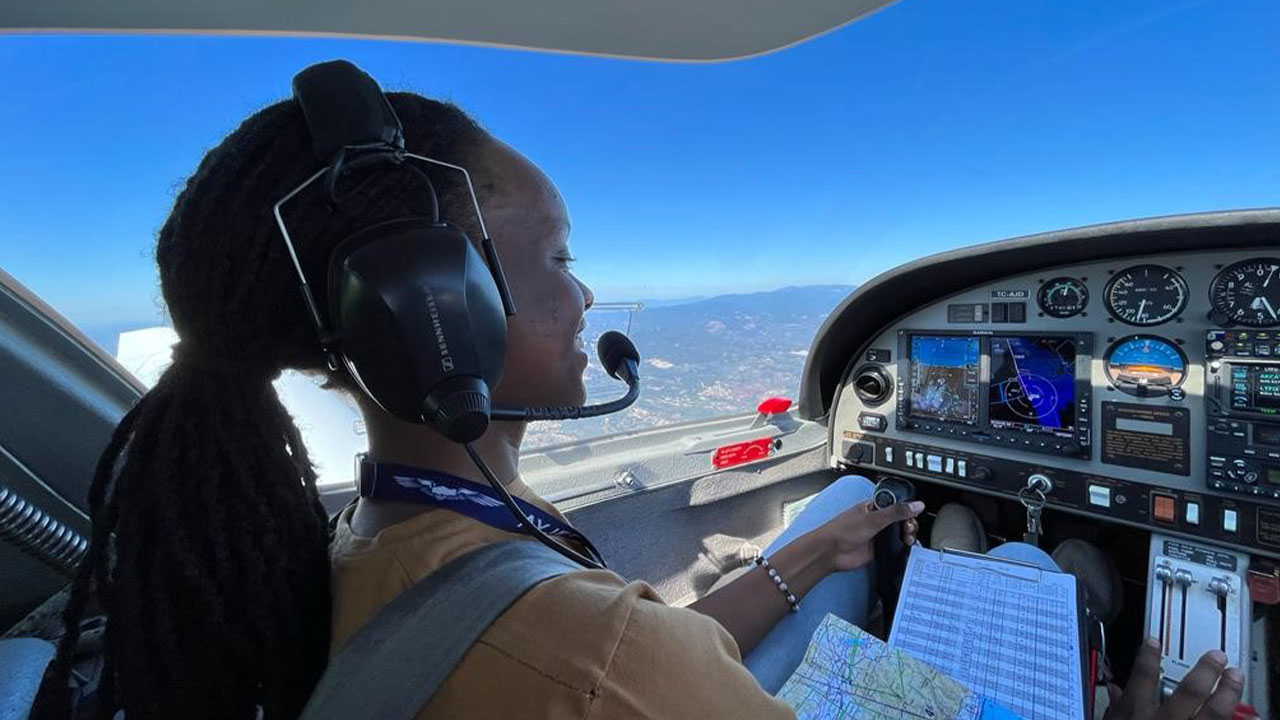 Zorlu testleri başarıyla geçtiler! Türkiye'de eğitim gördü, ülkesinin en genç pilotu oldu