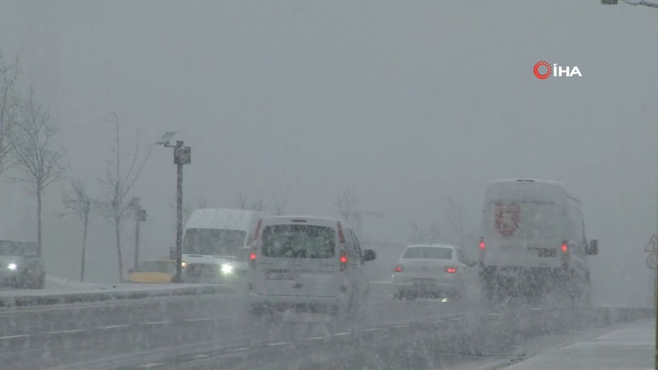 Arnavutköy'de kar yağışı