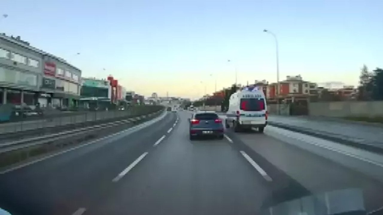 Akılalmaz anlar! Çalan sirenlere bile aldırış etmedi! Otomobil Ambulansı Sıkıştırdı!