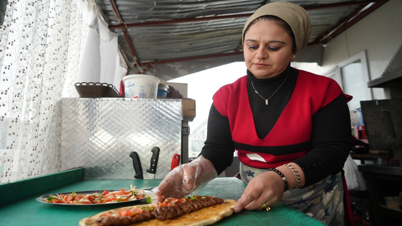 Depremin izlerini tek başına silmek için çalışıyor