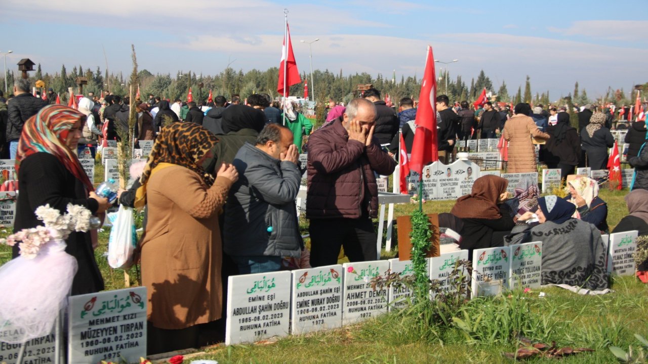 16 saat boyunca kızıyla enkaz altında kaldı! O babanın mezarlıktaki duygu dolu anları