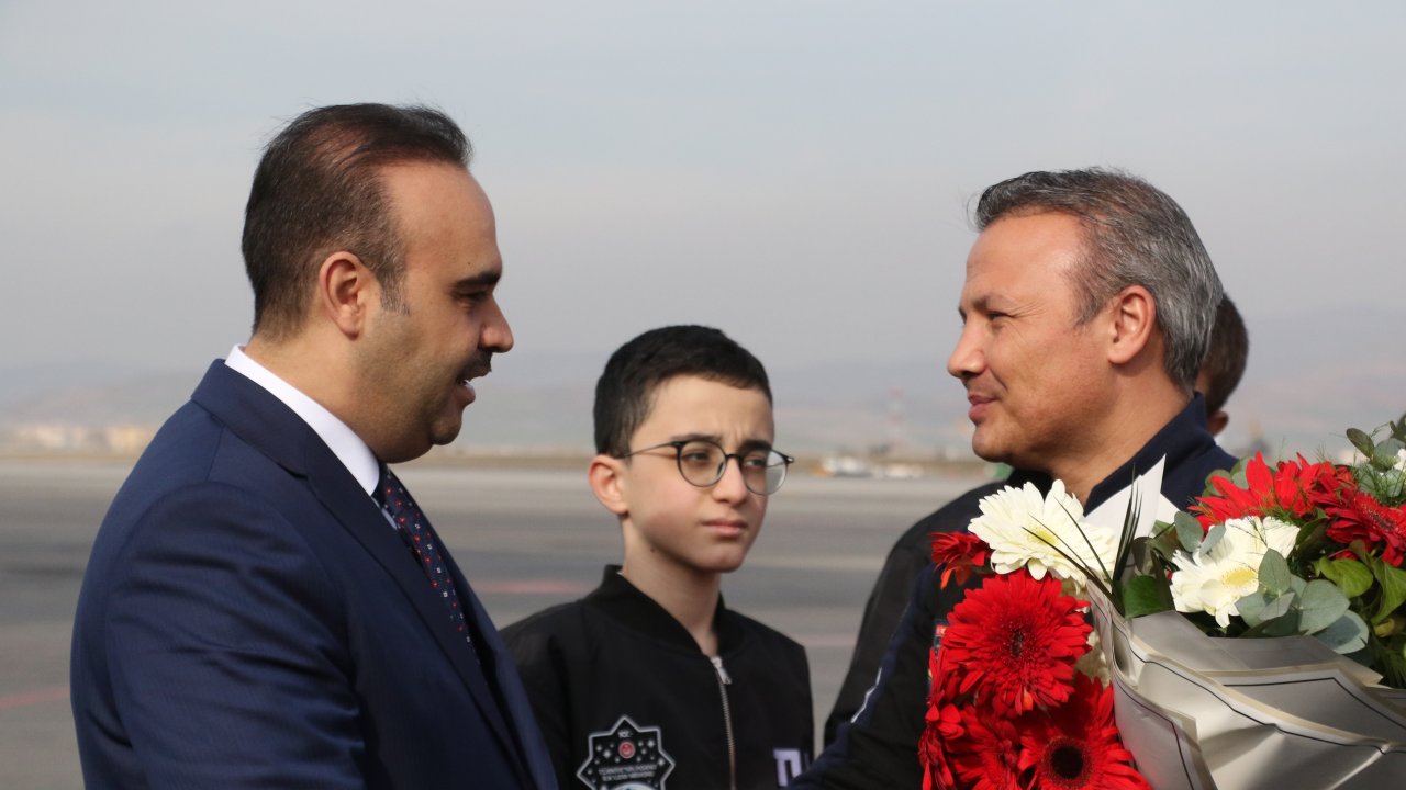 İlk Türk astronot Alper Gezeravcı Türkiye’ye döndü! Bakan Kacır: Gezeravcı'nın misyonu bir ilktir ama son olmayacaktır