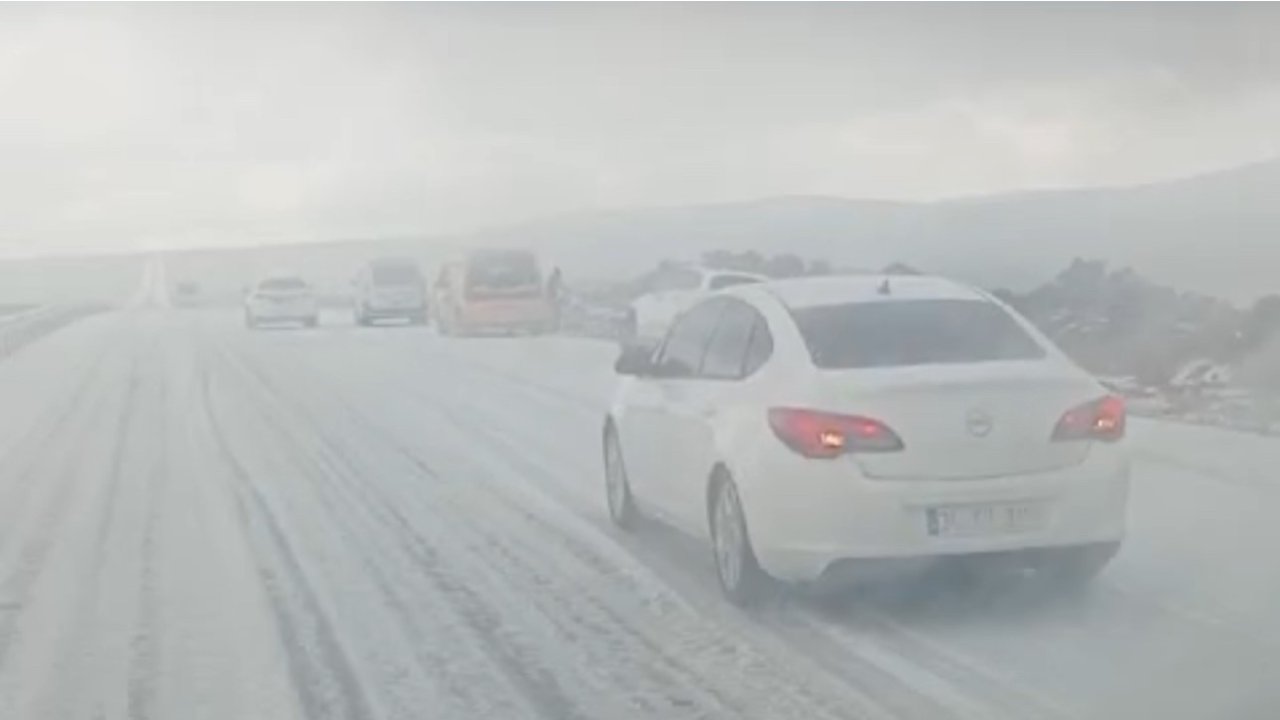 Fındık büyüklüğünde dolu yağdı, vatandaşlar zor anlar yaşadı