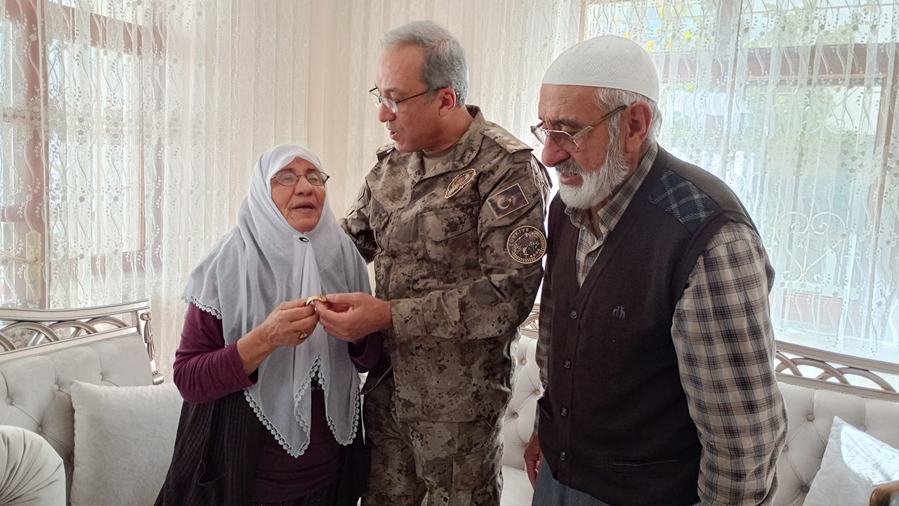 Şehit binbaşının baba evini soyan hırsızlar yakalandı! Polis şehidin emanetini anneye teslim etti...