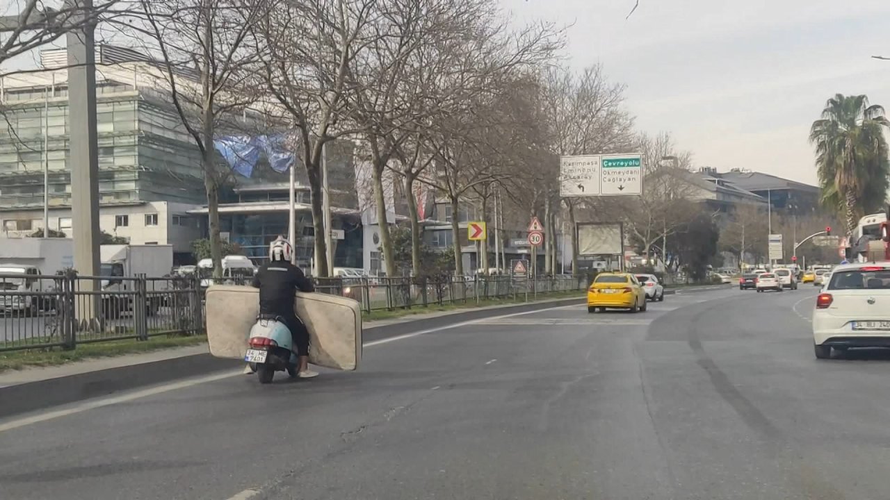 İstanbul'da trafikte motosikletle yatak taşıdı