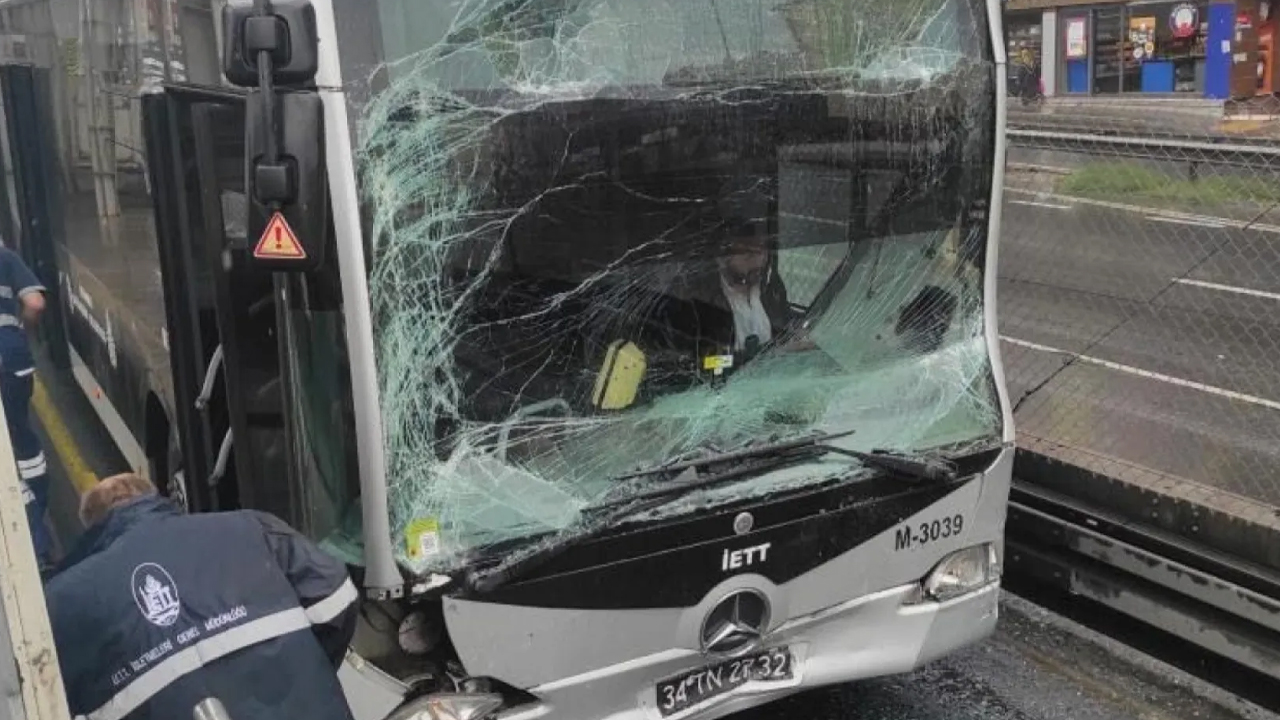 Küçükçekmece'de metrobüsler kafa kafaya çarpıştı! Seferler aksadı