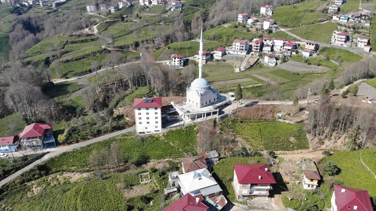 Bu cami ve binanın altından yol geçiyor