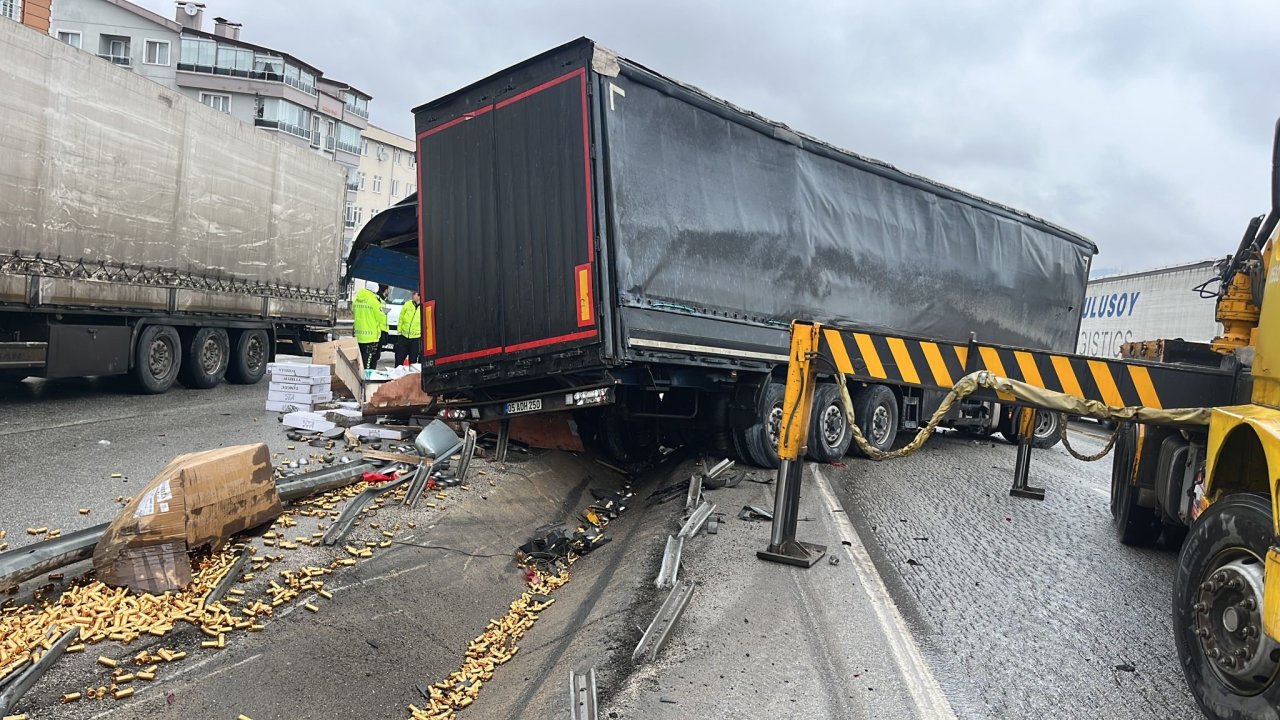 Feci kaza! D100'de bariyerlere çarpan tırdaki 2 kişi yaralandı