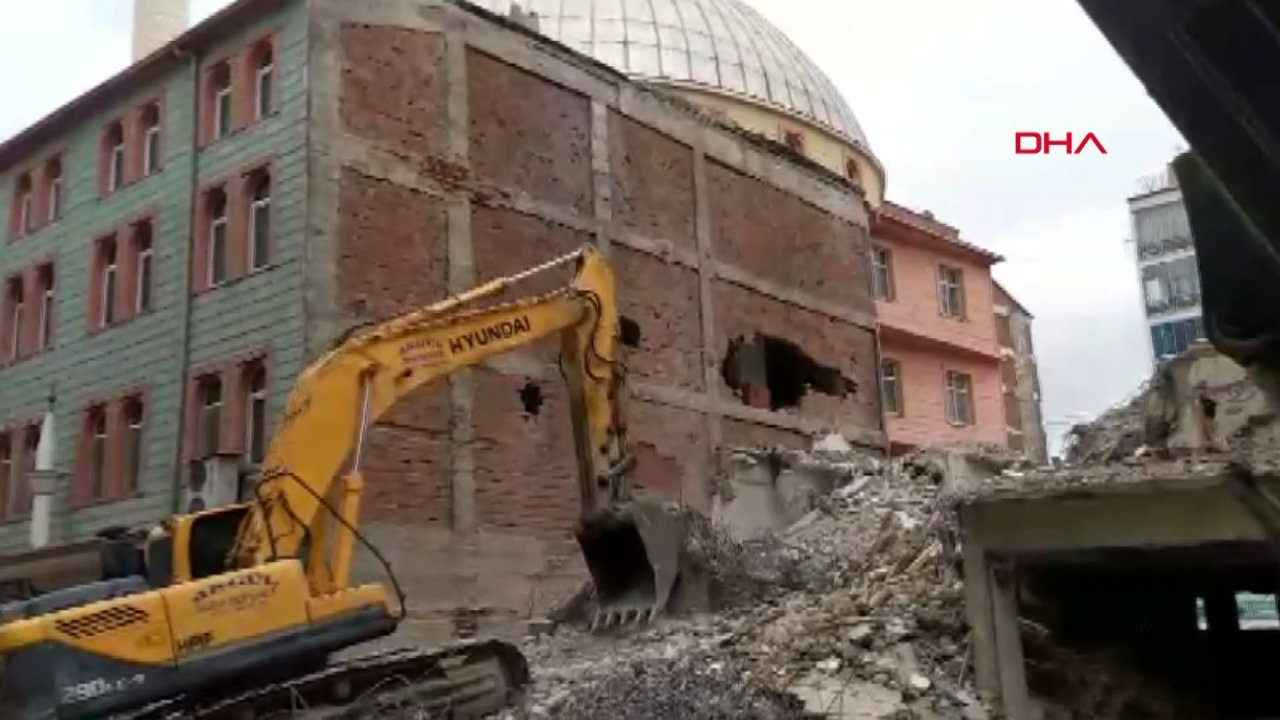 Yıkım sırasında çöken ağır hasarlı bina, camiye zarar verdi