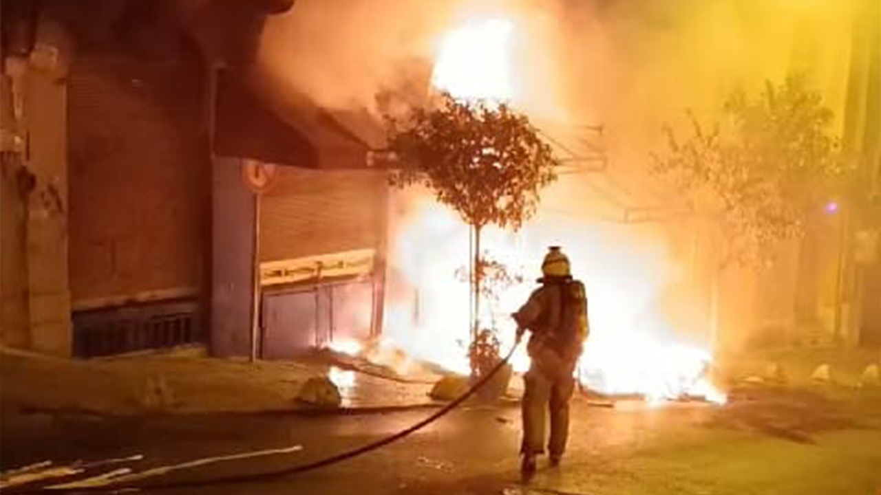 Beyoğlu'nda korkutan yangın! Tarihi Gueive Han alevlere teslim oldu...