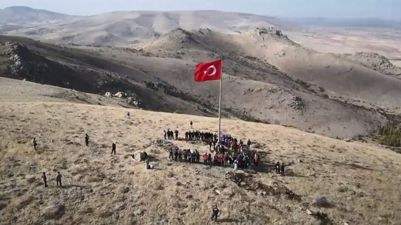 O görüntüler sosyal medyada paylaşım rekoru kırdı! Bin 600 rakımlı tepeye Türk bayrağı diktiler