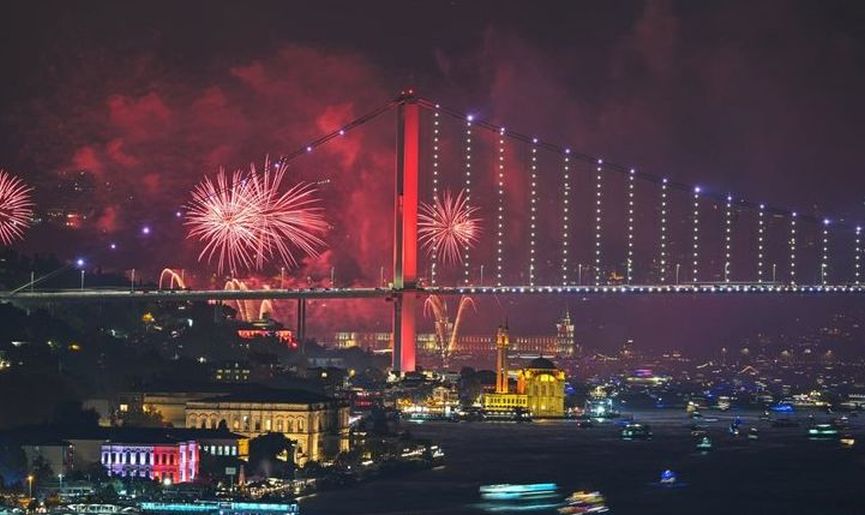 İstanbul Boğazı'nda tarihi 'Cumhuriyet' şöleni: Nefes kesen havai fişek ve dron gösterisi yapıldı