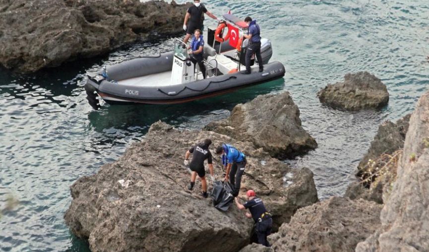 Antalya'da falezlerdeki kayalıkta kadın cesedi bulundu