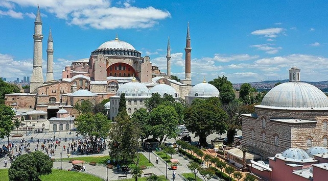 Ayasofya Camii'ne ziyaret eden yabancı turistler için yeni karar! Bakan Ersoy açıkladı