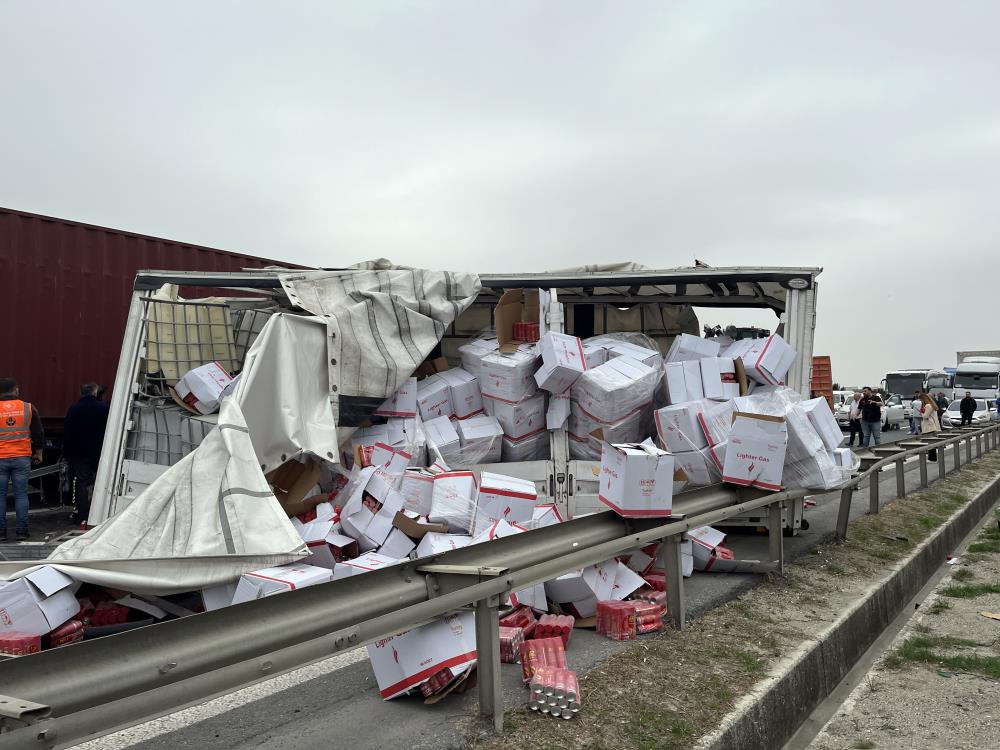 TEM otoyolu Silivri mevkiinde TIR devrildi