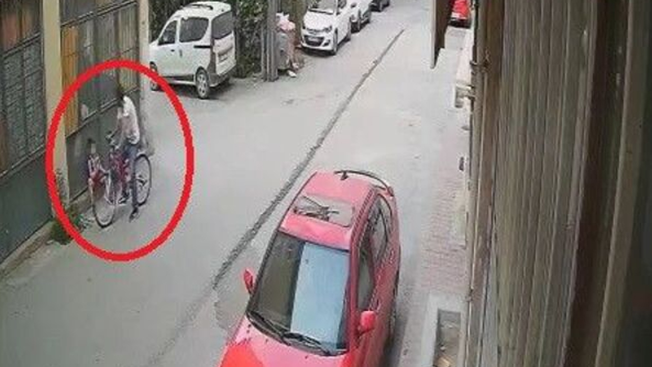 Akıllara durgunluk veren görüntü! 9 yaşındaki çocuğun gözüne biber gazı sıktı