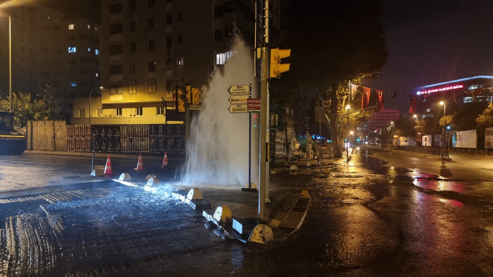 Kadıköy’de İSKİ su borusu patladı, sokaklar sular altında kaldı...