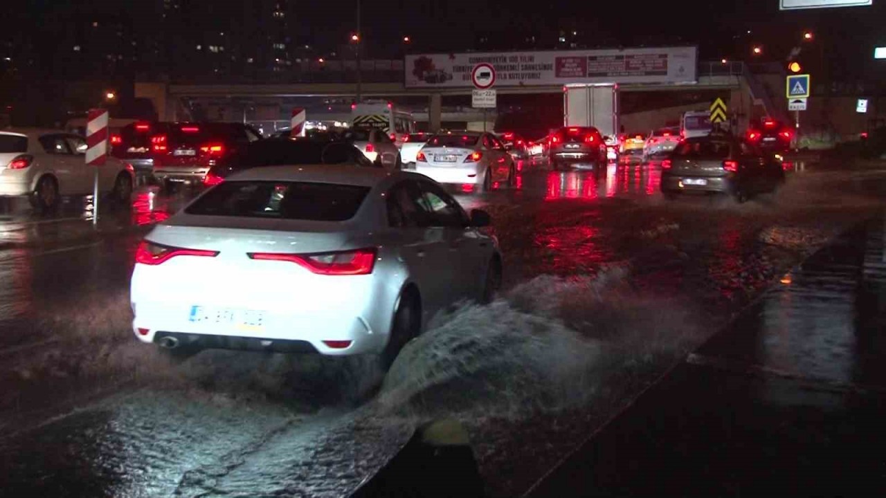 İstanbul’da sağanak etkisini gösterdi, D-100 Kartal istikametinde uzun araç kuyrukları oluştu