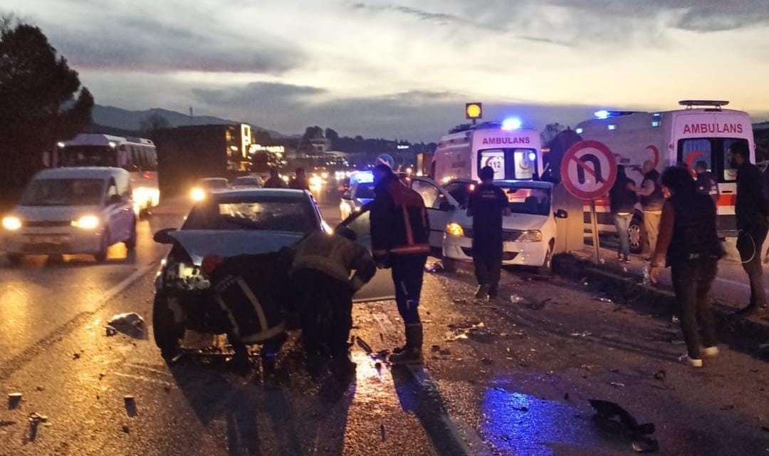 Hatalı 'U' dönüşü kazasında yürek burkan detay: Düğüne gidiyorlardı cenazeleri geldi...