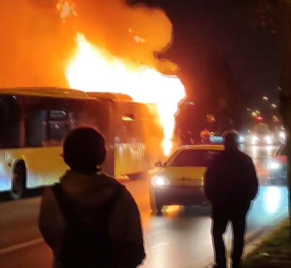 Başakşehir'de seyir halindeki İETT otobüsü alev alev yandı!