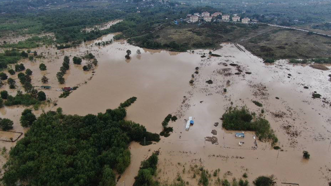 Şile'de taşan dere korkuya neden oldu! Evler sular altında kaldı, vatandaşlar zor anlar yaşadı