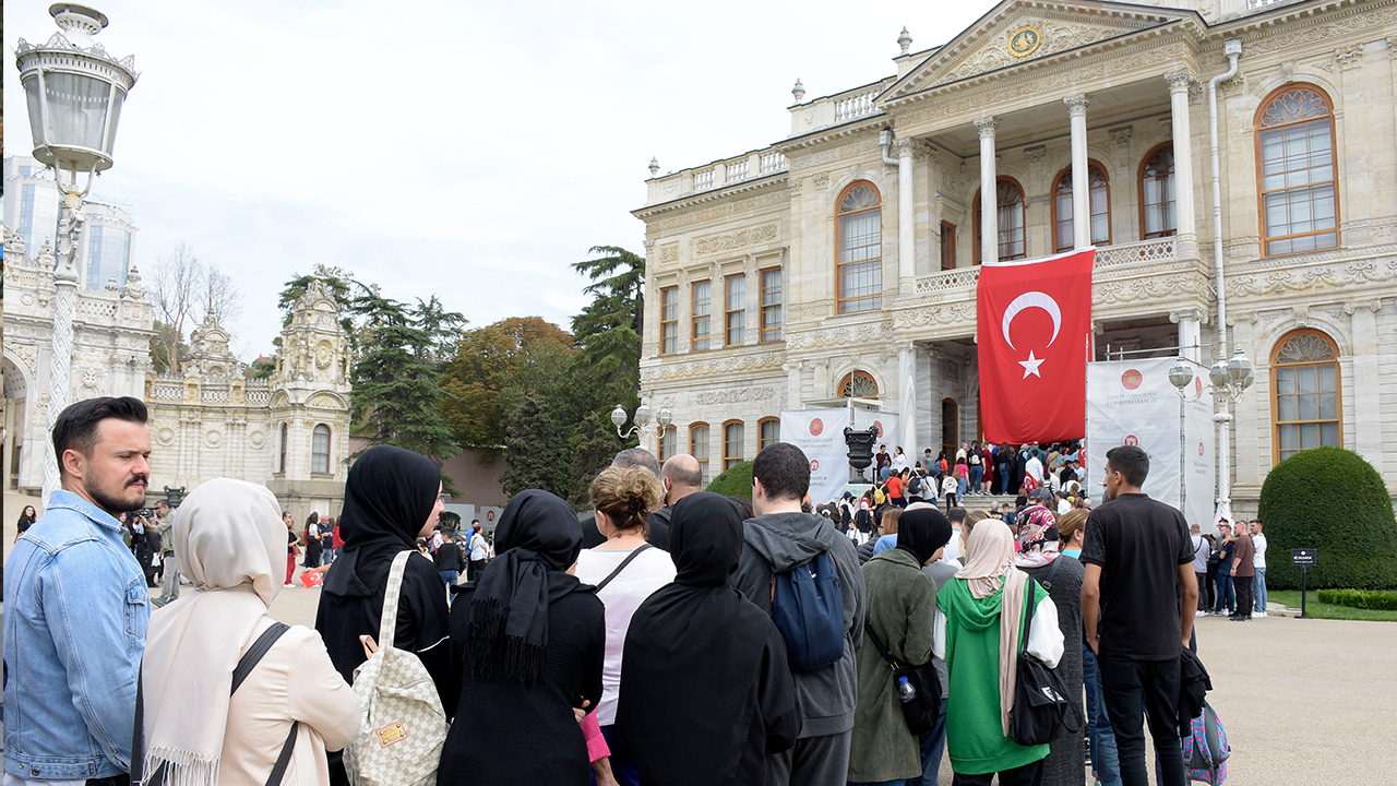 100. yılda Ata'ya büyük saygı! Dolmabahçe'de metrelerce kuyruk oluştu