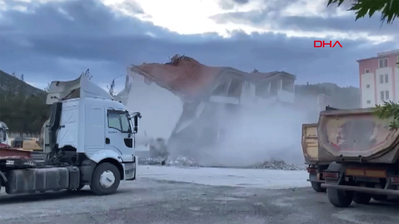 Gaziantep'te ağır hasarlı 4 katlı okul yıkım esnasında böyle çöktü!