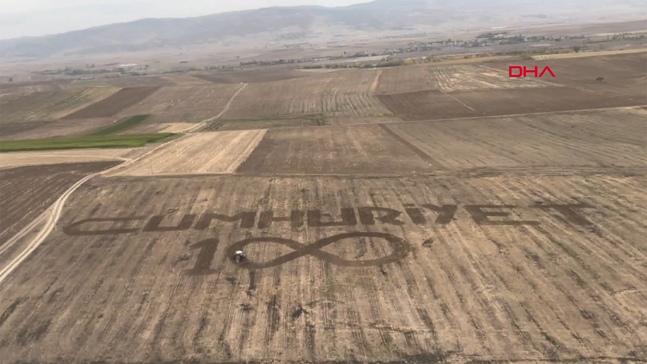 Amasya'da görevden dönen Hava Kuvvetleri personeli tarlasına 'Cumhuriyet' yazan çiftçiyi böyle selamladı!