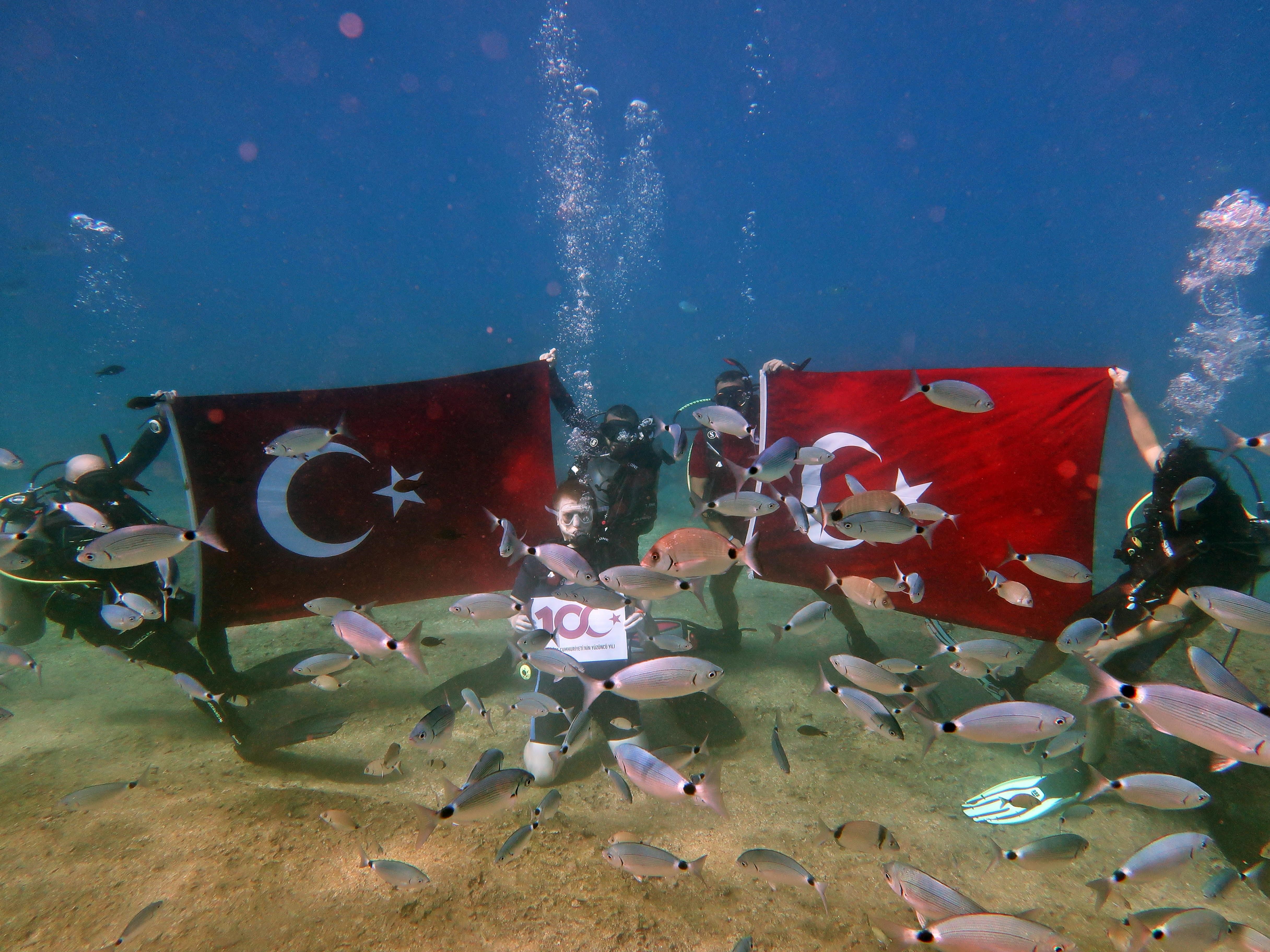 Fethiye'de dalğıçlar Cumhuriyet'in 100.yılını denizin dibine Türk Bayrağı açarak kutladı