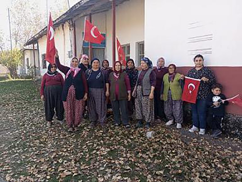 Köyde çocuk bulamayan yaşlılar, 100. yıl şiirlerini kendileri okudu