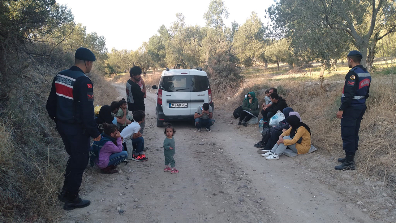 Tek otobüsten çıkan kaçak göçmen sayısı jandarmayı bile şaşkına çevirdi