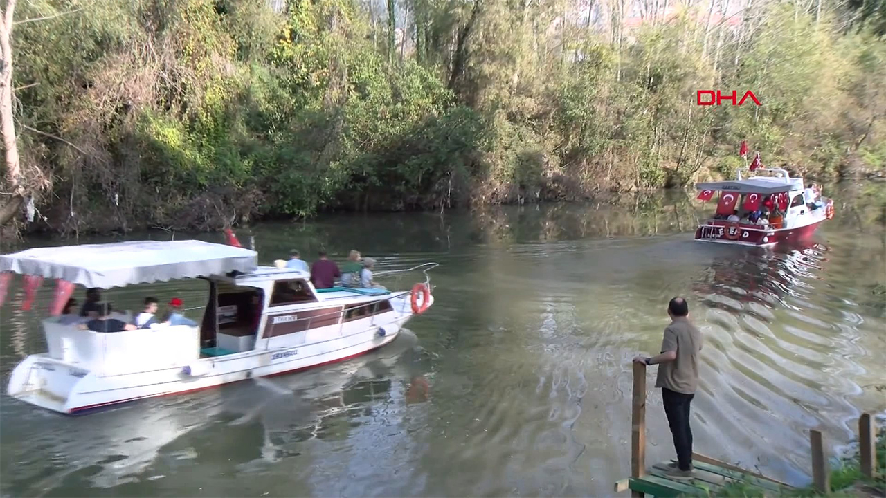 Rus turistler lav sütunları gezdi ve Bartın Irmağı'nda tekne turu yaptı.