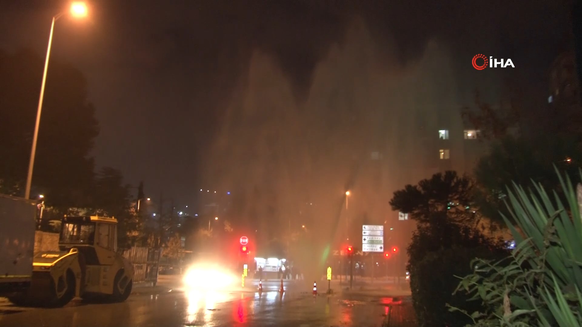 Fışkıran su metrelerce yükseldi, yol göle döndü