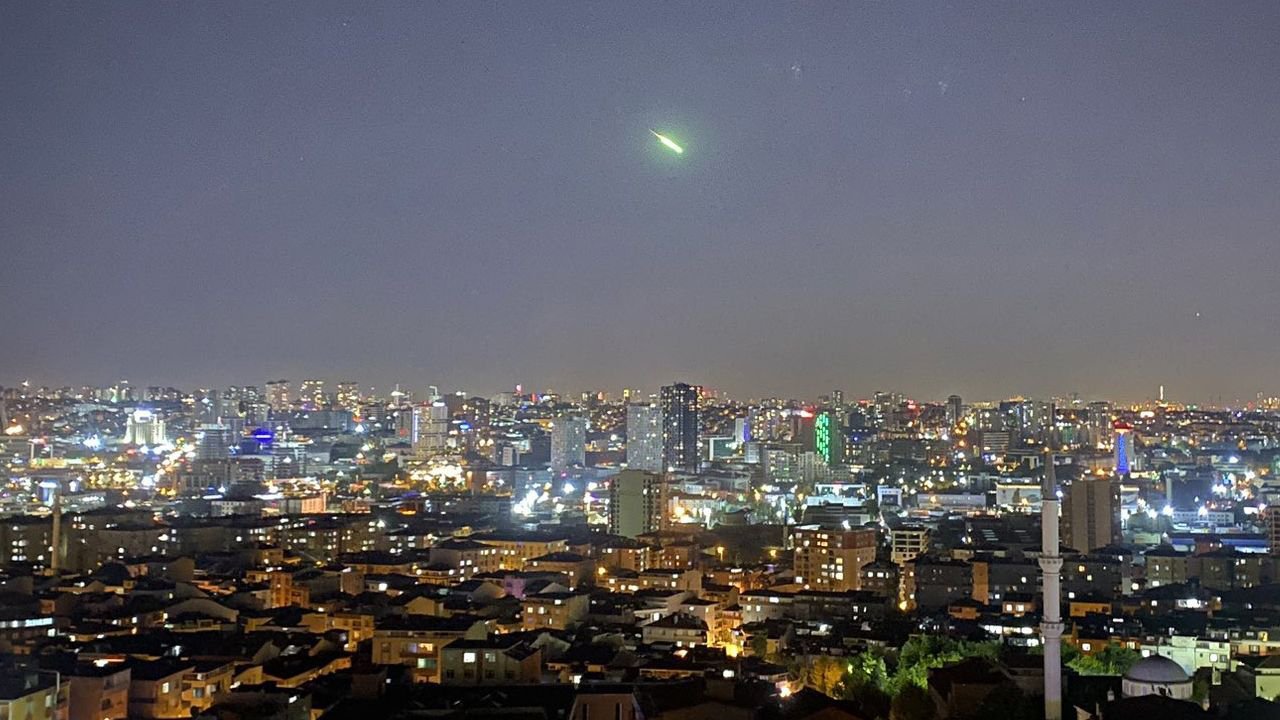 İstanbul ve Ankara’da göktaşı görüldü! İşte o görüntüler…