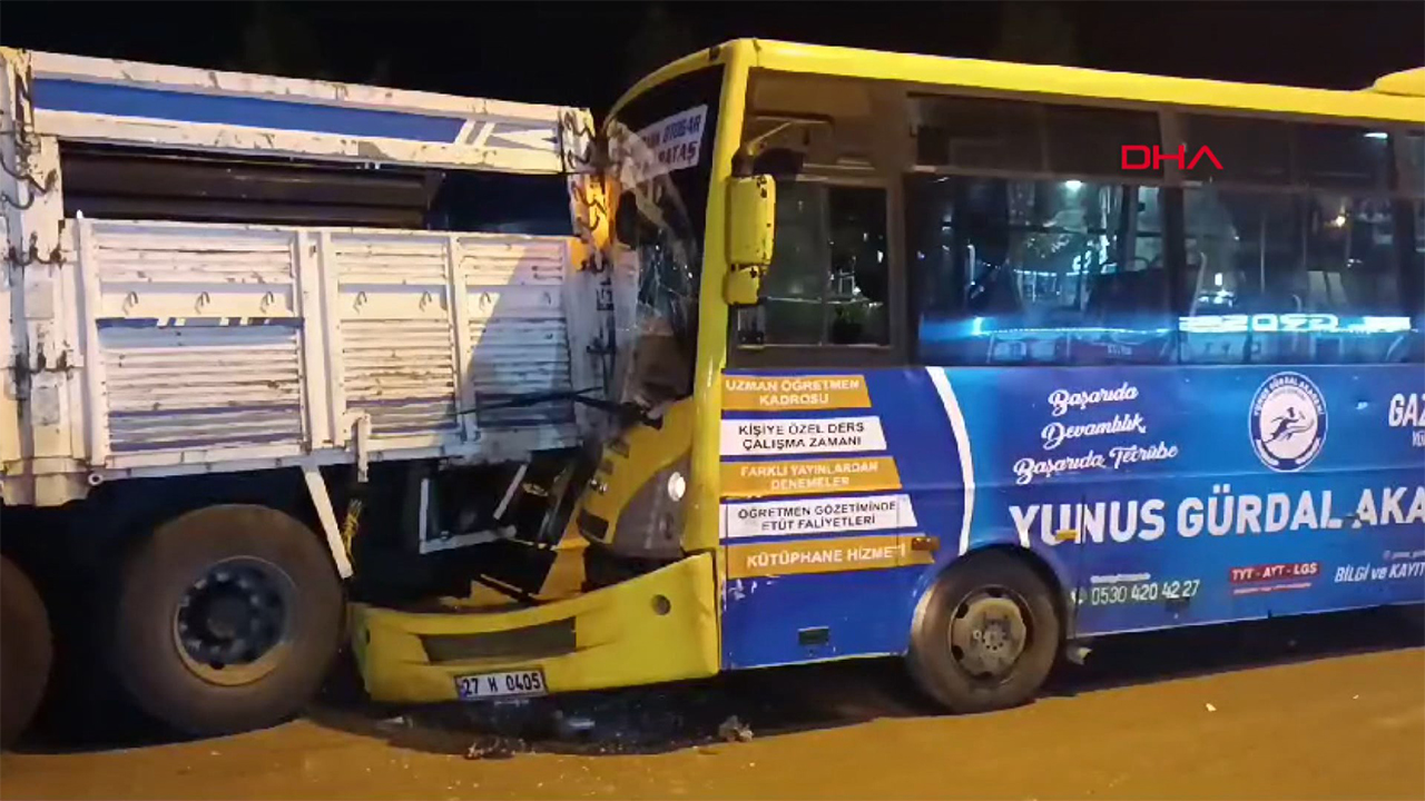 Gaziantep'te park halindeki bir kamyona halk otobüsü çarptı! 5 yaralı